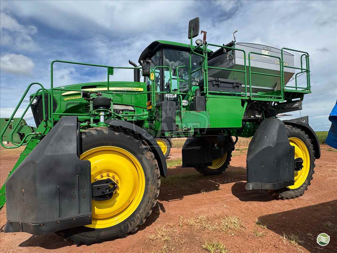 DISTRIBUIDOR AUTOPROPELIDO JOHN DEERE DISTRIBUIDOR M4040DN SARF Soluções Agrícolas UBERLANDIA MINAS GERAIS MG